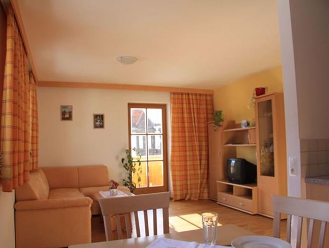 Wohnzimmer mit Couch und Fernseher